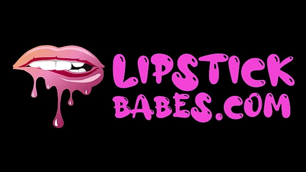 NICOLE DU PAPILLON APLLIES HER LIPSTICK