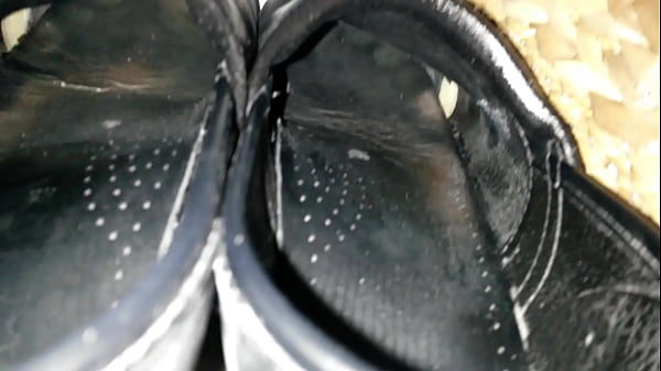 Nonton Beckys Big Black Smelly Dirty Work Clogs thumbnail