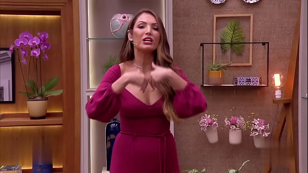 Patr&iacute;cia poeta &eacute; de casa 22 05 21 parte 01 patricia mostra seus peitos s&oacute; que precisa dar um levantada nesse peitos alguem precisa chupa los lindas pra ficar maduro e cheios 