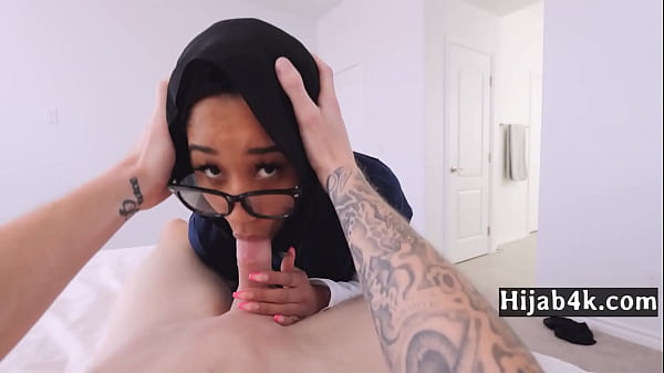 Tiny Muslim Resident Takes Care Of Patient s Needs