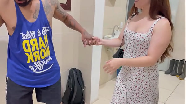 Play MP4 - Meu colega de trabalho comeu minha esposa no vestiario da firma junto comigo