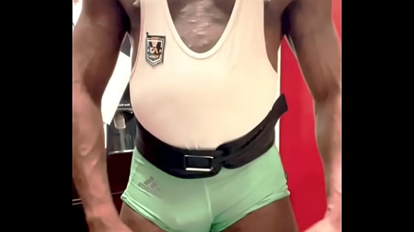 Play MP4 - Black Bodybuilder Sexy Flex Exhibition