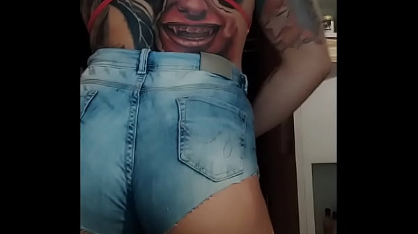 Safada filma seu exibicionismo e posta na internet