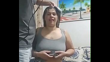 Cabeleireiro a domic&iacute_lio fode minha bucetinha e fa&ccedil_o ele gozar na minha boca