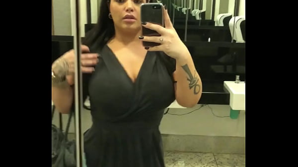 Play MP4 - Angel Lima se masturbando no shopping com plug no cuzinho