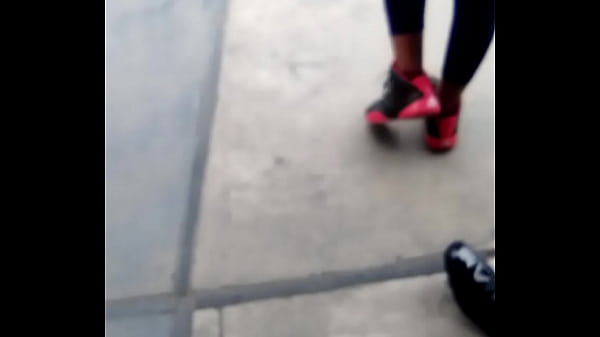 Culona en licra morada 1