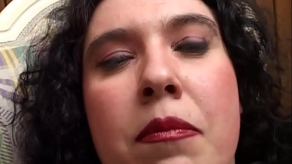 La mora paffuta marie si scopa la figa stretta su un cazzo e si diverte davanti alla telecamera