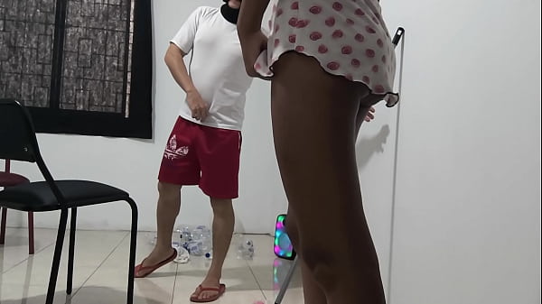 Thecleaning workerseduceshis boss duringworkinghours The man sensuallytoucheshis boss and sucks her_tits