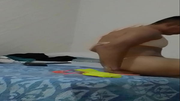 Alondra Mariin anda cachonda y se desqura con su consolador 