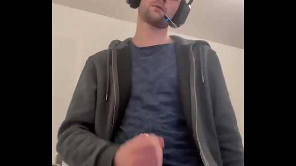 Game on et plus encore casque de gaming sur la t&ecirc;te joystick dans une main mais l&rsquo;autre mane 