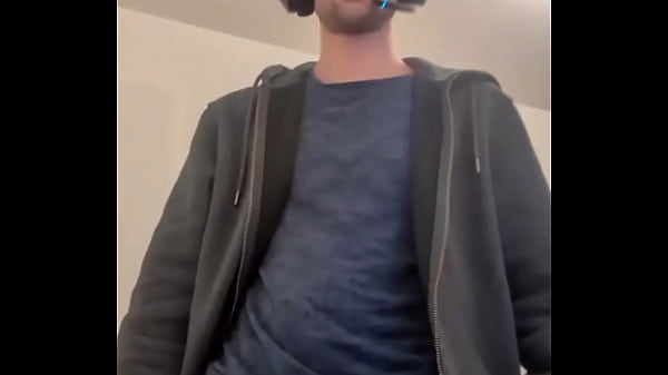 Game on et plus encore casque de gaming sur la t&ecirc;te joystick dans une main mais l&rsquo;autre mane 