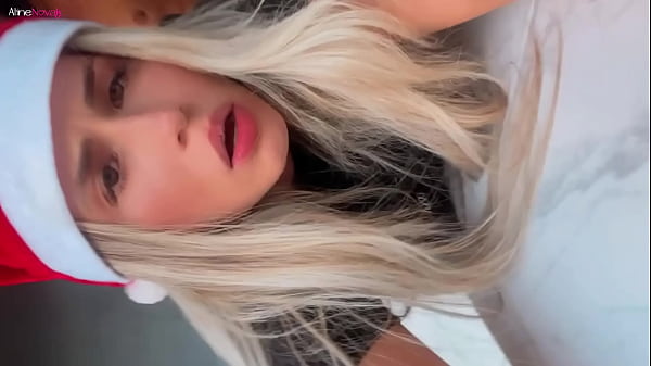 Natal com a loirinha peituda caprichando no boquete e dando gostoso procorninho Aline_Novak