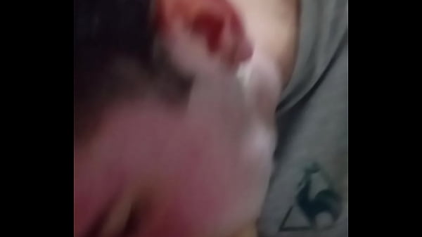 Play MP4 - Activo de grindr 35 a&ntilde;os me garcha&comma; yo 22 a&ntilde;os parte 2