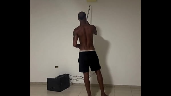 pintor hetero foi fazer um servi&ccedil;o mas nao esperava receber outra forma e pagamento na casa do novinho dotado 