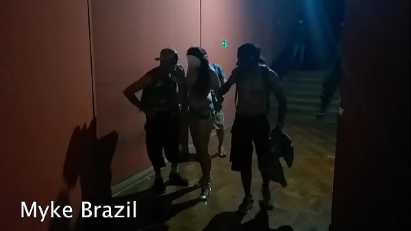 Play MP4 - Levei meus amigos me levou para cinema do centro s&atilde;o paulo para fazemos uma brincadeira e muito sexo veja filme completo