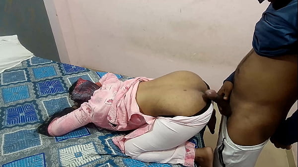 आंटी कमर दर्द से घोड़ी बनी हुई थी लड़के ने पेंटी निचे करके लंड डाला thumbnail