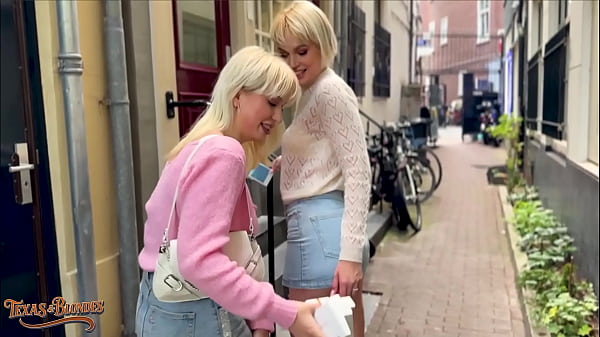 Nonton Blondes Greta Fross & Vera Jarw Can&rsquo;t Resist Mr. Texas&rsquo; Big Dick! thumbnail