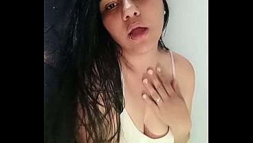 Allisonvega haciendo streaptease con shor de jean y franela corta