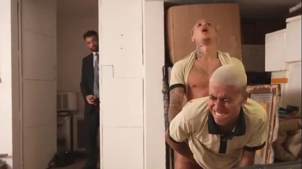 PEGUEI MEU COLEGA NO TRABALHO E MEU CHEFE VIU PELAS CAMERAS. SAFADO N&Atilde;O AGUENTOU E QUIS PARTICIPAR. - FREE 