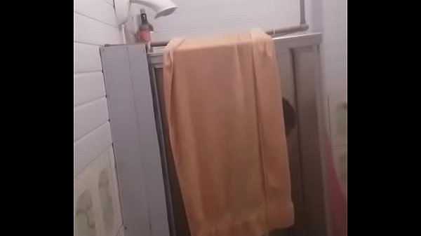 Neg&atilde_o lavando a piroca para arrombar um cuzinho apertado