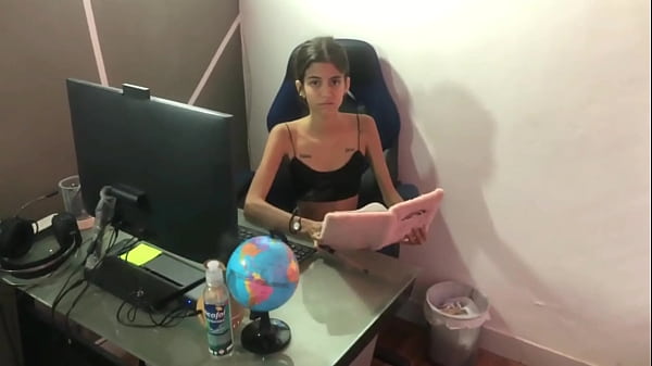 Piscologa_sexual no se aguanta las_ganas de ver mi_verga grande y_me la follo por_su coño_apretado porno_en español HISTORIA COMPLETA