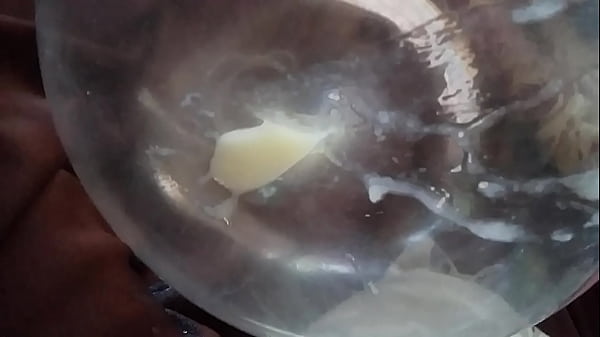 Gozada no cu de camisinha 