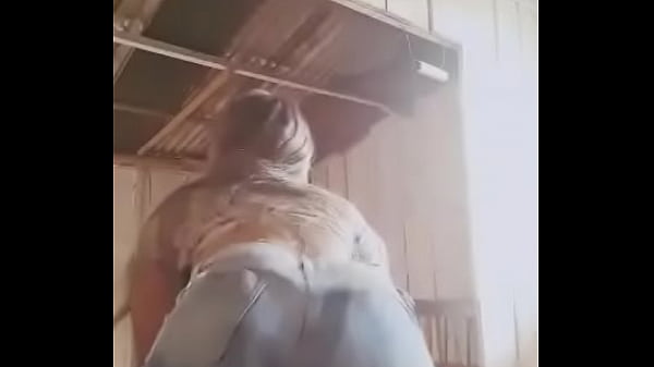 Novinha dan&ccedilando funk de shortinho