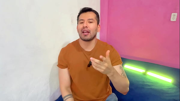 Twink y maduro cogen en un trailer en la noche 