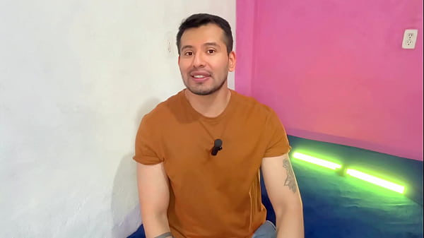 Joven dotado penetra a un_traileromaduro_en la cabina deltrailerle rellena el culo Relato sexual