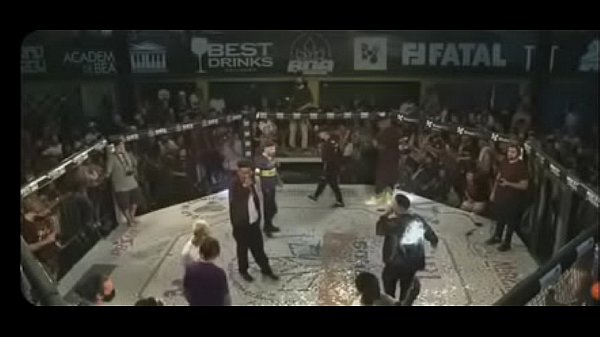 Krawk comendo o_cuzinho_do mikezin batalha insana krawk_bengala