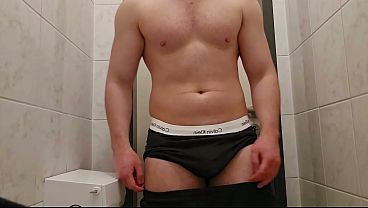 Muskul&ouml;ser Deutscher Daddy wichst fetten Schwanz in &ouml;ffentlicher Toilette - PhantomGentX 