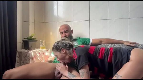 Minha namorada n&atilde;o deixou eu v&ecirc; o jogo e acabou dando a buceta e o cu pra mim 