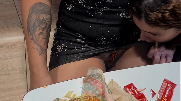 Peladinhas no drive thru! Casadinhas putas d&atilde;o show no M&eacute;qui e seguran&ccedil;a quer entrar na foda 