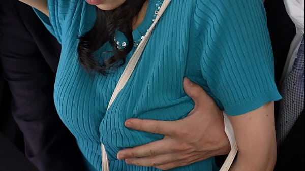 まさか&hellip;チカン ？通勤電車の中。史奈はお尻を撫でてくる手に違和感を感じていた。やっぱりだ！確信した瞬間に恐怖心で全身が硬直し、声も出せない。駅に着くまでなんとかやり過ごそうと、史奈はじっと耐えていた。