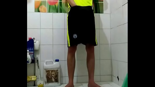 Boy hư t&egrave; ra quần r&ugrave;i s&oacute;c lọ sau khi đ&aacute; về 