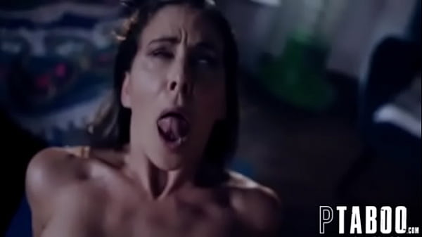 Hijastro se aprovecha de madrastra exitada la sorprende y se la coje 