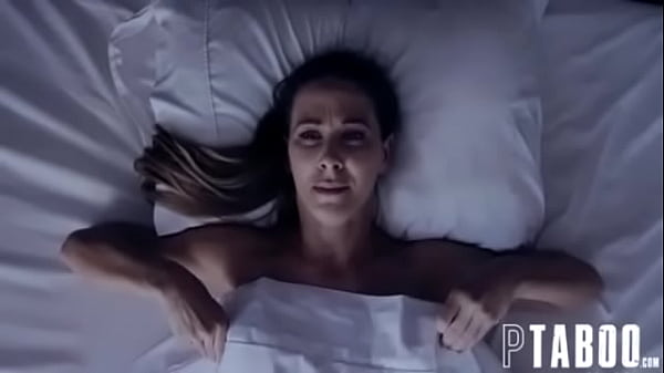 Hijastro se aprovecha de madrastra exitada la sorprende y se la coje 