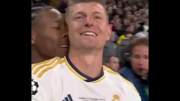 Homem negro pega loira por tr&aacute;s at&eacute; sorrir 