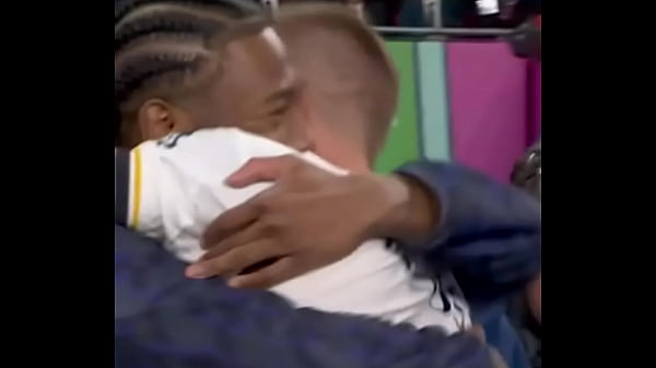 Homem negro pega loira por tr&aacute;s at&eacute; sorrir 