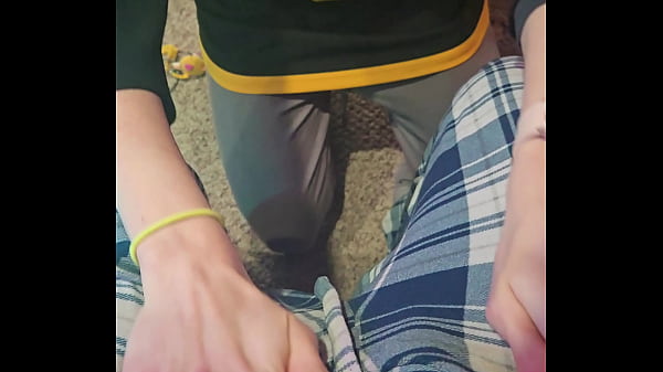 Nonton Hockey Milf Sucks Cock On Her Knees thumbnail