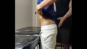 Novinho veio tatuar a bunda e terminou gemendo com a lí_ngua e a rola do massagista tatuado Novinho veio tatuar a bunda e terminou gemendo com a lí_ngua e a rola do massagista tatuado