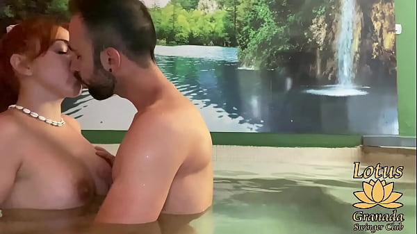 Play MP4 - Me follo a una DESCONOCIDA en un club LIBERAL