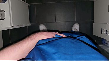 Deutscher Arzt auf Toilette wichst und l&uuml_ftet Geheimnis mit Patient - PhantomGentX