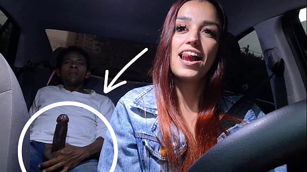 Safada Motorista De Aplicativo Flagra Passageiro Dotado Se Masturbando Por Tr&aacute;s! thumbnail
