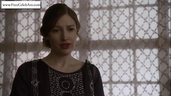 Kelly MacDonald striping ForThe Mistress inBoardwalk Empire s01e06