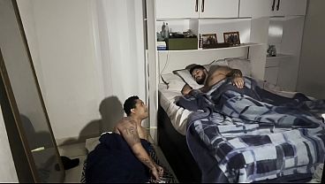 &Eacute_ T&Atilde_O BOM QUANDO VOC&Ecirc_ &Eacute_ CONVIDAO PARA DORM| NA CASA O SEU AMIGO E ACONTECE ISSO...