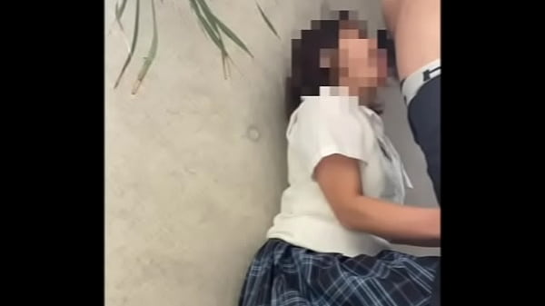 【素人】物陰に隠れて彼氏の為に外でフェラ、バックで激しく突かれて喘ぎまくる女子◯生。 thumbnail