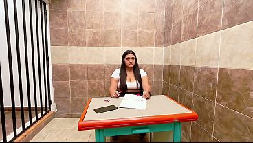 Traviesa Estudiante De Culo Grande D&aacute;ndole Una Mamada Al Profesor De Qu&iacute;mica En El Sal&oacute;n De Clase thumbnail