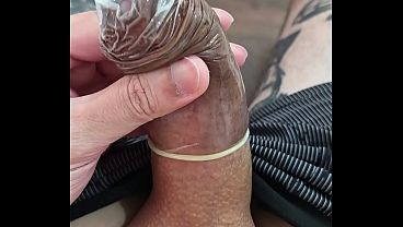 EU BATI PUNHETA ESCONDIDO E ENCHI UMA CAMISINHA DE SEMEN 