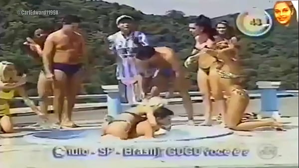 Domingo legal grupo banana split participando da prova da banheira 